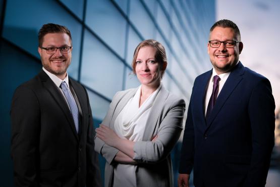 Foto v.l.n.r Hans-Peter Gaube, Julia Pleyer, Thomas Steingl&auml;ubl